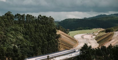 Una autopista en construcción y, debajo, obras de un edificio residencial. 
 