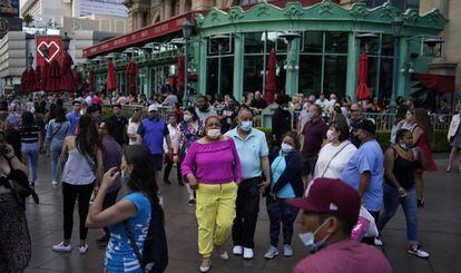 Visitantes caminan por la Franja de Las Vegas (Estados Unidos), en abril.