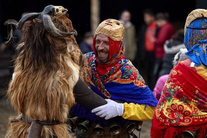 El <i>entroido</i> o carnaval gallego, poblado de máscaras, vive un imparable proceso de recuperación y reconocimiento del que dan fe los ocho que ya son Fiestas de Interés Turístico y los más de 175 municipios que han declarado festivo el Lunes o Martes de Carnaval, o el Miércoles de Ceniza (este año, del 14 al 26 de febrero), según informa Turismo de Galicia. Se viven especialmente en Ourense, con <a href="http://www.carnavaldeverin.com/es/" target="_blank">los <i>entroidos</i> de Verín</a> y su Figura del Cigarrón, o en Laza, con <a href="http://www.entroidodelaza.com/" target="_blank">los <i>peliqueiros</i></a> lanzando harina, tierra y hormigas a quienes osen no presentarse disfrazados. En la imagen, el 'entroido' de Santiago de Arriba, en Chantada (Lugo).