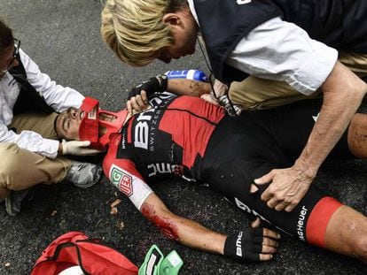 Los m&eacute;dicos asisten a Richie Porte.