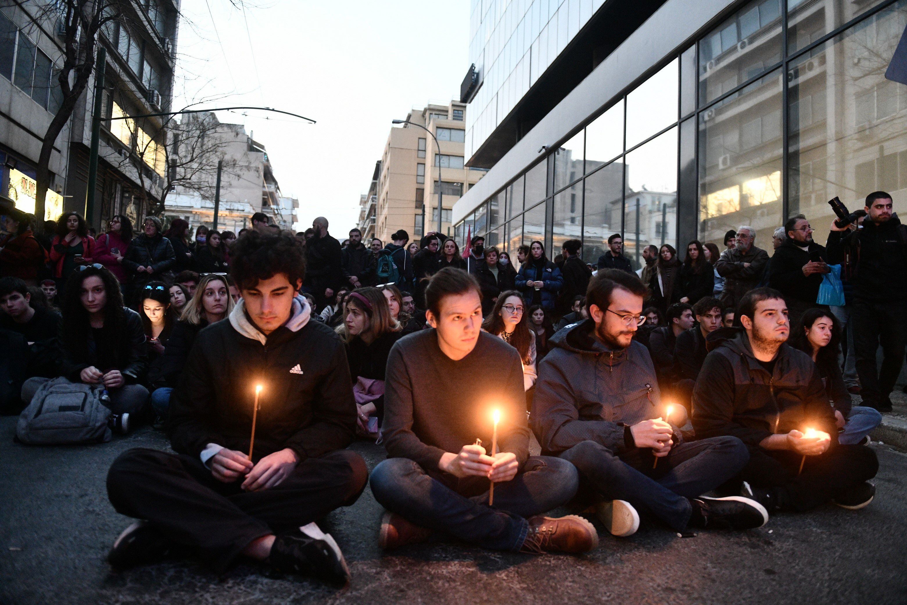 Estudiantes universitarios durante un homenaje a las víctimas del accidente ferroviario en Atenas (Grecia), este miércoles. 