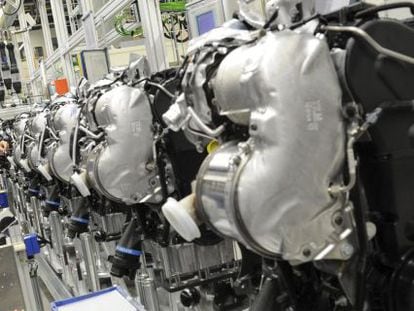 Un empleado de Volkswagen trabaja en una cadena de montaje de motores diésel MDB en la planta que la fabricante de coches tiene en Salzgitter (Alemania). EFE/Archivo