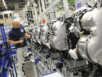 Un empleado de Volkswagen trabaja en una cadena de montaje de motores diésel MDB en la planta que la fabricante de coches tiene en Salzgitter (Alemania). EFE/Archivo