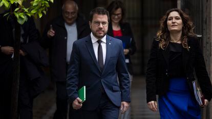 El presidente de la Generalitat, Pere Aragonès (izq.), y la vicepresidenta, Laura Vilagrà (der.), a su llegada a la reunión semanal del Gobierno catalán