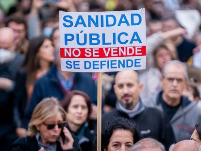 Pancarta de uno de los participantes en la manifestación en defensa de la sanidad pública del 13 de noviembre de 2022, en Madrid.
