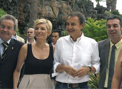 Rodríguez Zapatero y su esposa, Sonsoles Espinosa,  en el centro, ayer en Lanzarote acompañados por el alcalde de Haria, José Torres Stinga (izquierda), y el dirigente socialista Carlos Espino.