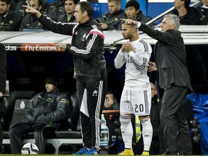 Ancelotti da instrucciones a Jes&eacute;.