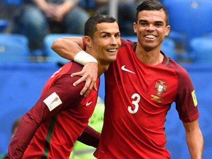 Pepe felicita a Ronaldo por su gol a Nueva Zelanda.