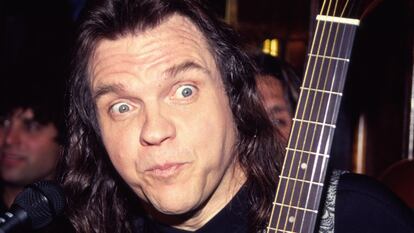 Meat Loaf, de nombre real Marvin Lee Aday, posa con una guitarra acústica en el Hard Rock Cafe de Nueva York en 1993, el mismo año en que logró su mayor éxito en listas con 'I'd do anything for love (but I won't do that)'.