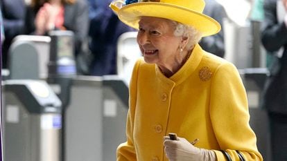 La reina Isabel II, en su visita al metro de Londres, el 17 de mayo de 2022.