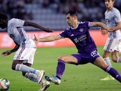 Pione Sisto, del Celta, se escapa de Moyano, zaguero del Valladolid.