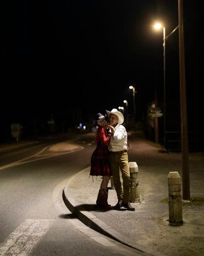 Sophie Vilatte y Jean-François Bardy terminan la fiesta del sábado noche bailando “country francés” en una calle de Lafox, cerca de Agen, en el suroeste de Francia. Se calcula que un 9% de franceses practican el French country. 