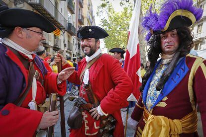 Un grupo de ciudadanos disfrazados conmemoran los hechos de 1714 en la Diada en Barcelona.