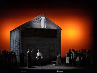 La soprano Nadine Sierra (arriba), Roberto Tagliavini (izquierda), Xabier Anduaga (centro), Rocío Pérez (derecha) y el Coro Titular del Teatro Real en 'La sonnambula'.