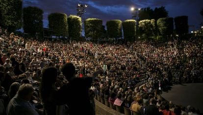 El público llena casi completamente las gradas del teatro en la inaguración del Grec 2017.