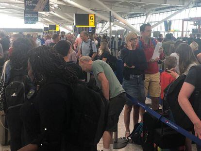 Pasajeros de British Airways esperan en el aeropuerto de Heathrow , el más grande de Reino Unido.