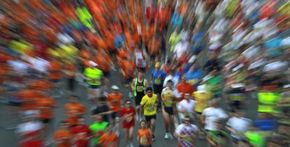 El XXXIV Maratón de Madrid ha colapsado la ciudad este Domingo de Ramos con cifras récord. La organización calcula que han sido 10.500 los participantes del total de 16.000 que se habían apuntado para la prueba.