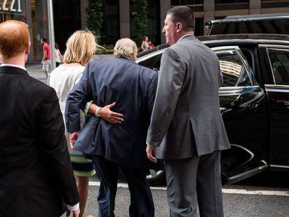 Roger Ailes abandonando la sede de News Corp en Nueva York