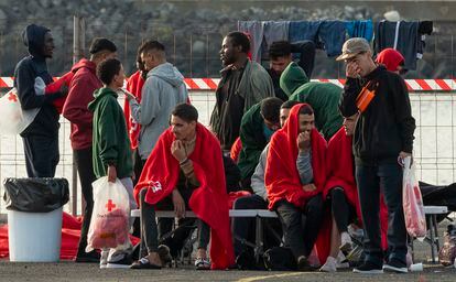 GRAFCAN5341.  ARRECIFE (LANZAROTE), 08/09/2023.- Salvamento Marítimo has rescued 335 people occupying seven boats that were located near the island of Lanzarote from yesterday afternoon until early today.  The migrants, 267 men, 22 women and 46 minors, were transferred to the port of Arrecife and three were evacuated to the hospital for various injuries.  In the image, migrants from the last three boats rest in Puerto Naos after their arrival.  EFE/ Adriel Perdomo