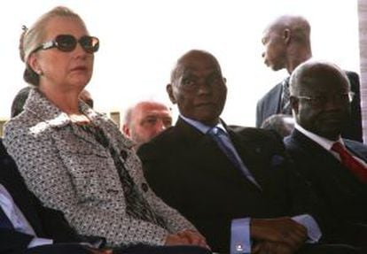 Clinton, junto al presidente de Senegal, en la toma de posesión de Johnson-Sirfeaf.