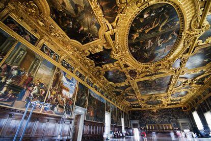 En el gran Palacio Ducal que preside la veneciana Plaza de San Marcos hay pinturas de Tintoretto por todas partes, como los frescos no demasiado bien conservados de la Salla delle Quatro Porte o la magnífica 'Forja de Vulcano' en el 'anticollegio'. En la foto, techo de la Sala del Consejo Mayor.