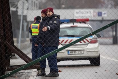 Agentes húngaros en un puesto fronterizo con Serbia, en enero de 2020.