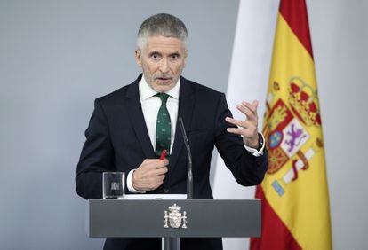 El ministro del Interior, Fernando Grande-Marlaska, comparece ante los medios tras el Consejo de Ministros celebrado este martes en Moncloa, en Madrid.