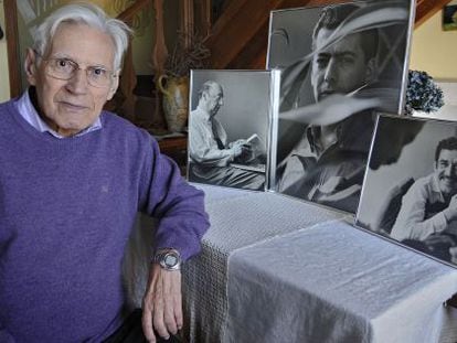 Baldomero Pestana, con fotos suyas de Neruda, Vargas Llosa y Garc&iacute;a M&aacute;rquez, en la casa familiar de Bascuas (Lugo).