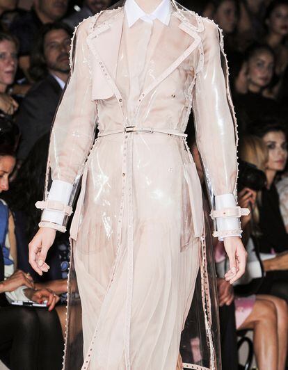 El trench tranparente de Valentino, una de las prendas más icónicas de su colección para esta primavera.