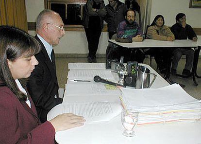 Un juez lee la sentencia contra la familia Curiñanco, que obliga a devolver las tierras, en Chubut. 

/ DIARIO EL CHUBUT