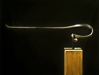 'Homenatge'. Sèrie Marinetti XIII(2010), ferro forjat i fusta, una de les obres de Martín Chirino a la Malborough.
