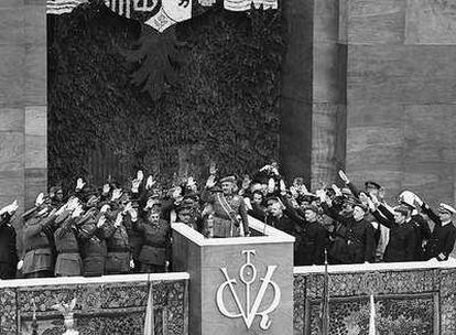 Primer desfile de la victoria. Madrid, 19 de mayo de 1939. Franco saluda desde la tribuna. Le rodean generales y jerarcas del régimen.