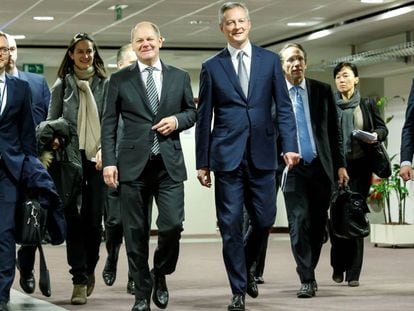 Los ministros de Finanzas de Francia, Bruno Le Maire (en el centro, a la derecha); y de Alemania, Olaf Scholz (a su lado), este lunes en Bruselas.