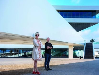 Marisa Gallén y Xavi Calvo, en la Marina de Valencia.