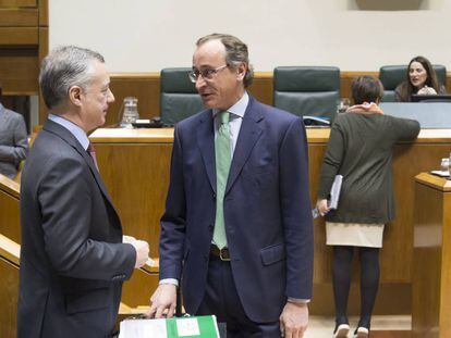 I&ntilde;igo Urkullu y Alfonso Alonso, momentos antes del pleno de control del Parlamento Vasco.