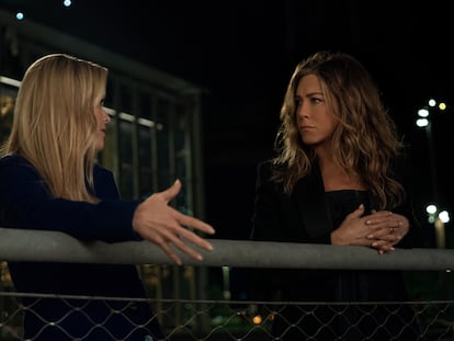 Reese Witherspoon y Jennifer Aniston en el primer capítulo de la tercera temporada de The Morning Show.