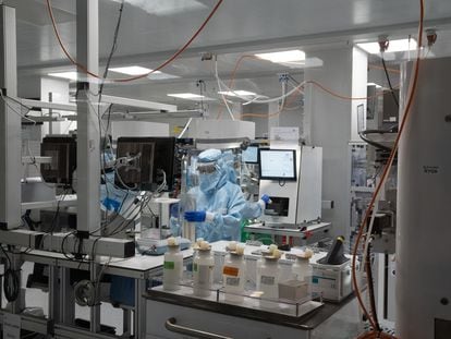 Investigadores trabajan en uno de los laboratorios del Parque Científico de Barcelona a 9 de marzo de 2023.