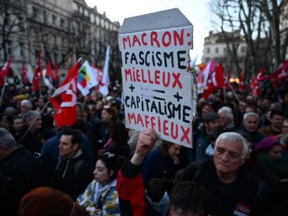 Manifestantes contra la reforma de las pensiones en Francia, este jueves en una calle de Marsella.