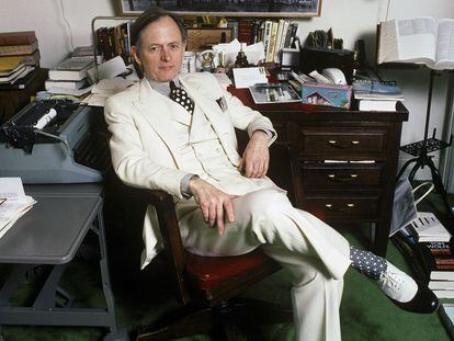 Tom Wolfe en su casa, fotografiado en 1988. Nótese el detalle de la corbata a juego con el calcetín.