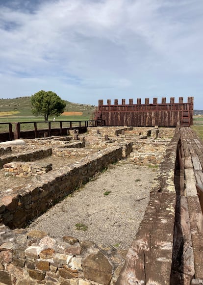 Excavación del yacimiento de Petavonium. Al fondo, recreación a escala de la muralla protectora