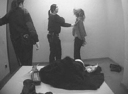 Una imagen del vídeo en el que una agente golpea a una detenida en una comisaría de Barcelona.