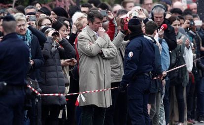 Transeúntes y periodistas, esta mañana ante la catedral de Notre Dame.