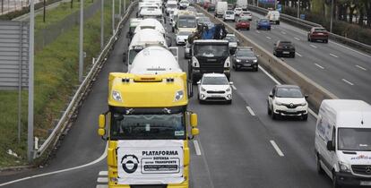 Varios camiones durante una marcha en la M-40, en el noveno día de paro nacional de transportistas en San Fernando de Henares (Madrid).