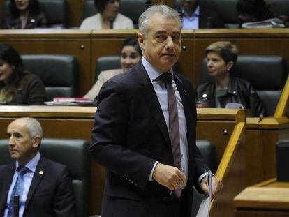 El lehendakari, Íñigo Urkullu, en el pleno de control del Parlamento vasco, este viernes. En vídeo, Urkullu anuncia la "absoluta disposición" del PNV a que tire adelante el Gobierno PSOE- Unidas Podemos.