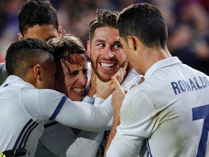 Sergio Ramos (2 por la derecha) celebra el gol con sus compañeros.