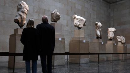 Una pareja de visitantes contemplaba este martes en el Museo Británico parte del frontón del Partenón