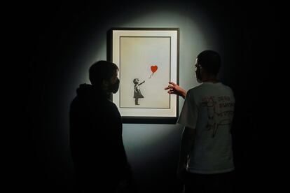 El Círculo de Bellas Artes de Madrid inaugura la exposición de arte callejero “Banksy. The Street is a Canvas”. Entre las obras, en su mayoría exhibidas por primera vez en Madrid, se encuentra la serigrafía original de Niña con globo, similar a la recientemente destruida por el propio artista en una casa de subastas de Londres. Como es habitual, la exposición no está autorizada por el artista callejero, quien permanece en el anonimato pese a los constantes intentos en desenmascararle. Su obra se centra en la denuncia social a través de un lenguaje crítico, irónico y directo, busca la reflexión sobre temas como la pobreza, injusticia o el consuismo.