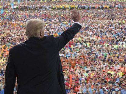 Donald Trump se dirige a la multitud en la reunión nacional de Scout.