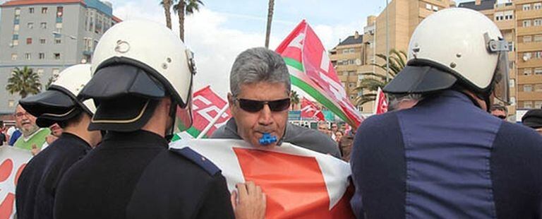 Trabajadores de La Línea de la Concepción (Cádiz) intentan entrar en la frontera con Gibraltar
