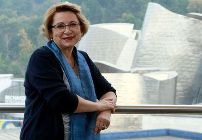 La escritora Victoria Fernández Díaz, junto al Guggenheim.